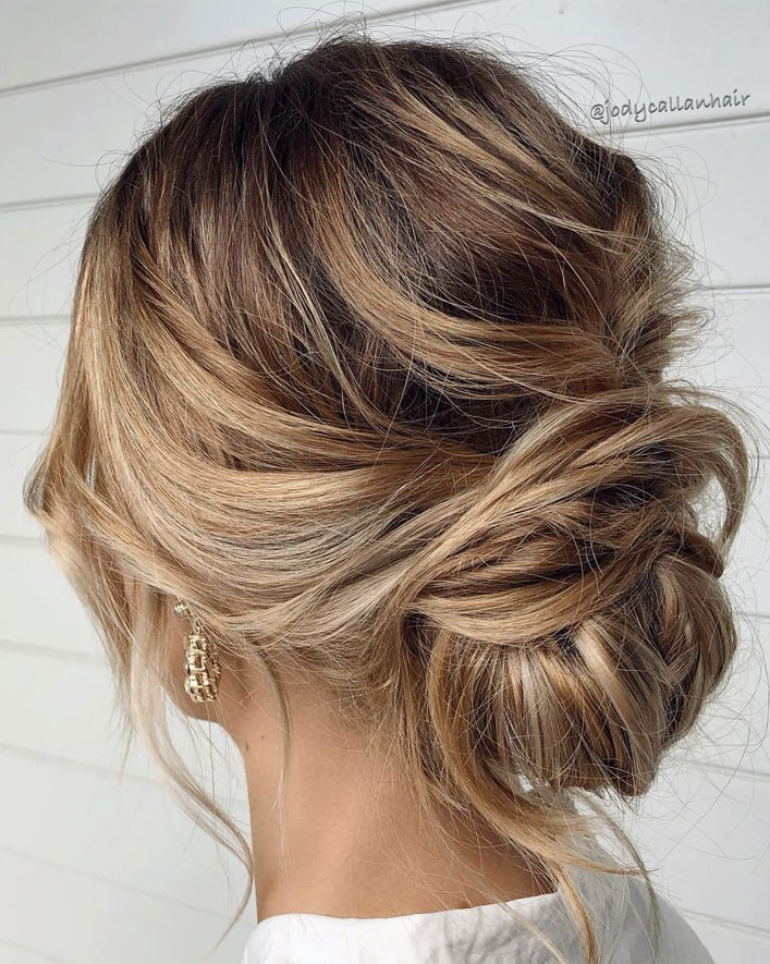 44 Messy updo hairstyles – The most romantic updo to get an elegant look