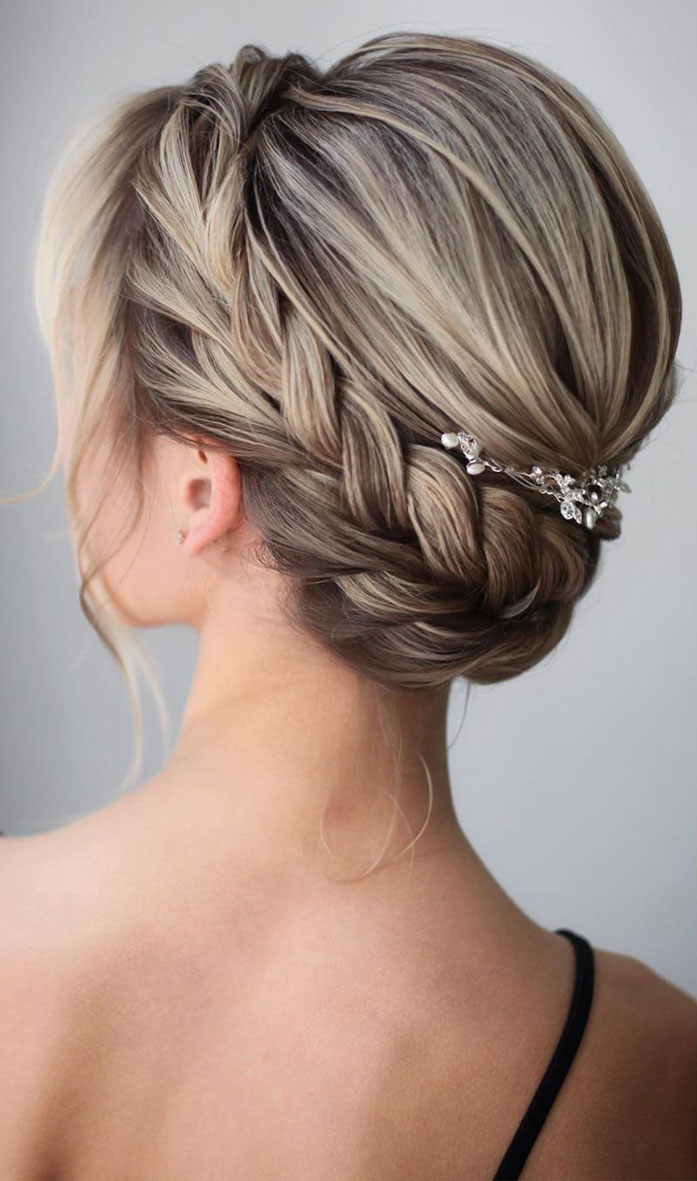 27 Effortlessly Stylish Half-tie Hairstyles We Spotted on Real brides |  WeddingBazaar