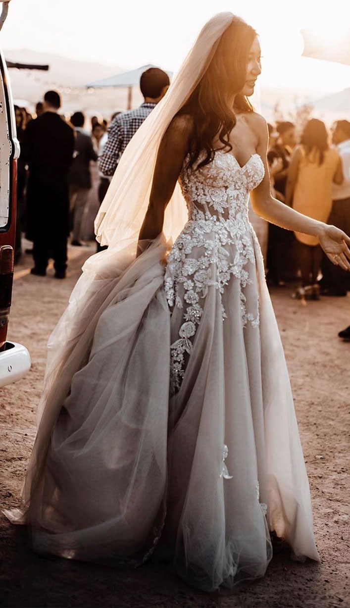 A Breathtaking wedding dress with graceful elegance