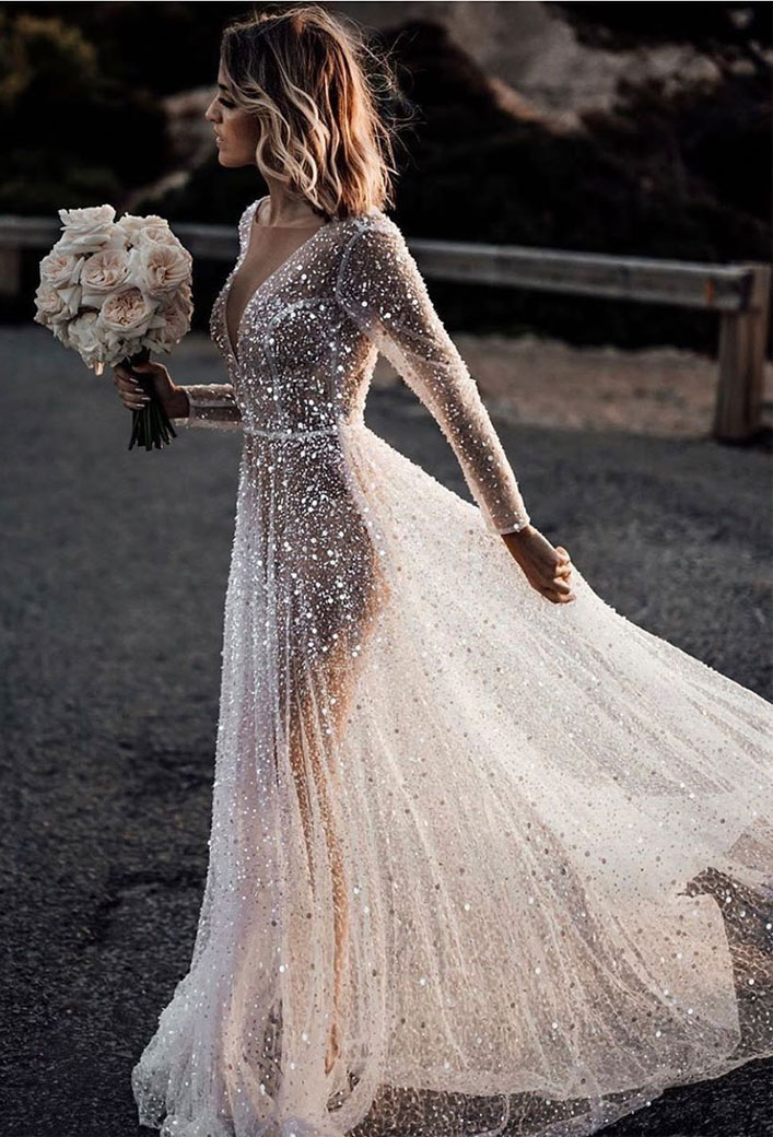 A Breathtaking wedding dress with graceful elegance