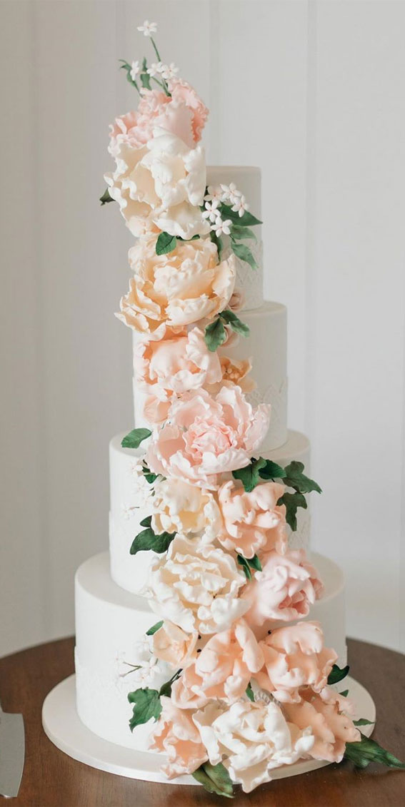 white wedding cake with sugar flowers, wedding cake, elegance wedding cake #weddingcake