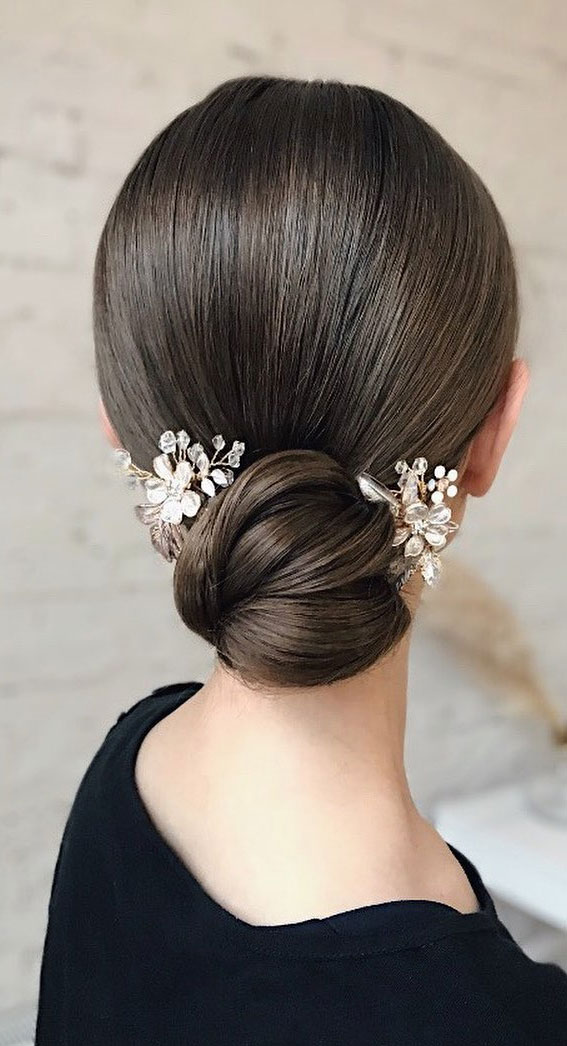 Elegant wedding hairstyles for beautiful brides : Sleek updo