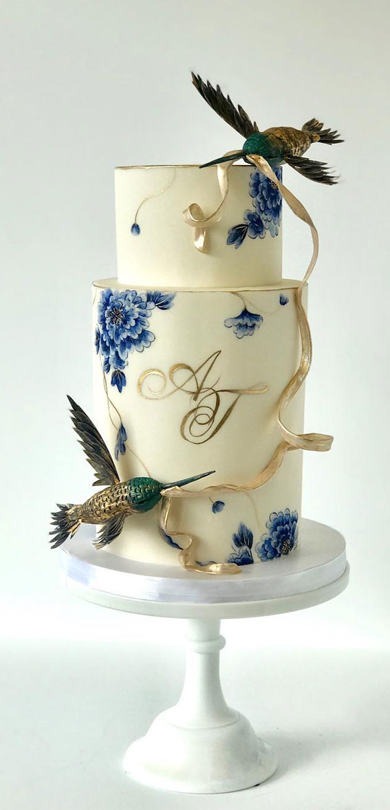 Amazing! These sculpture wedding cakes are works of art : Blue Floral hand painted cake