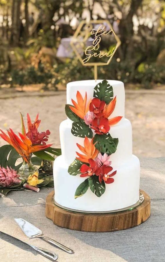 The perfect wedding cake for tropical wedding theme 13