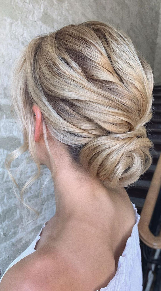 39 The most romantic wedding hair dos to get an elegant look : Textured updo