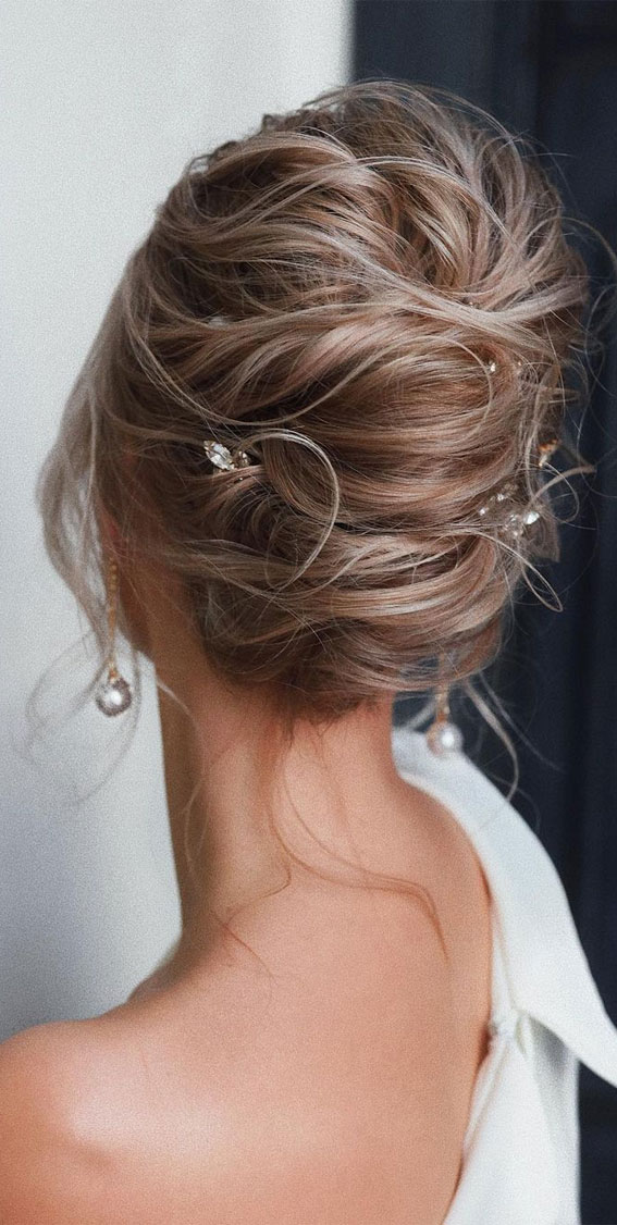 39 The most romantic wedding hair dos to get an elegant look : Messy chignon