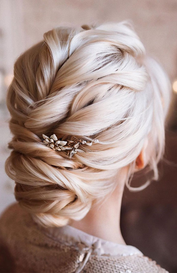 39 The most romantic wedding hair dos to get an elegant look : blonde updo