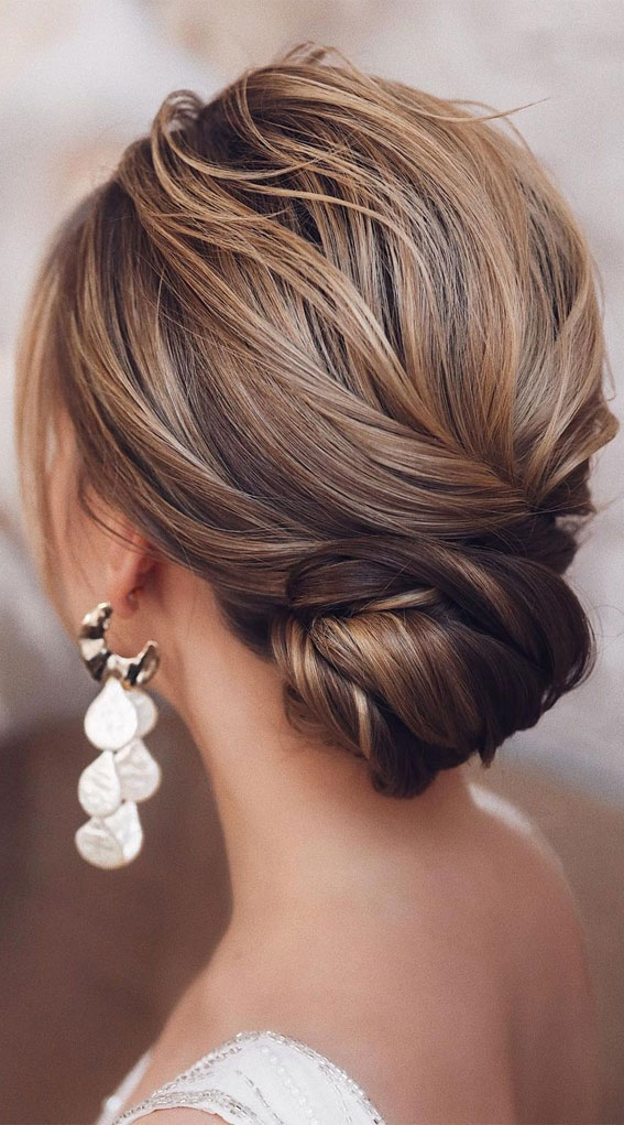 39 The most romantic wedding hair dos to get an elegant look : Low updo