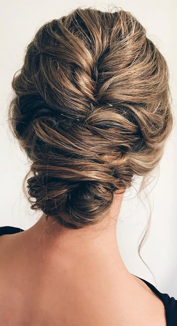 39 The most romantic wedding hair dos to get an elegant look : Brunette updo