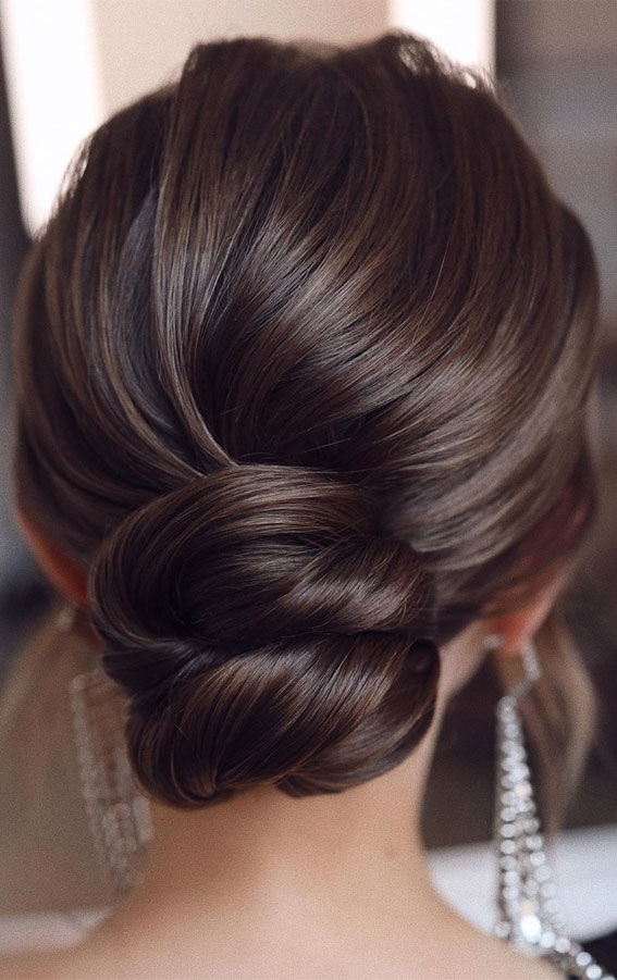 39 The most romantic wedding hair dos to get an elegant look : Dark brown