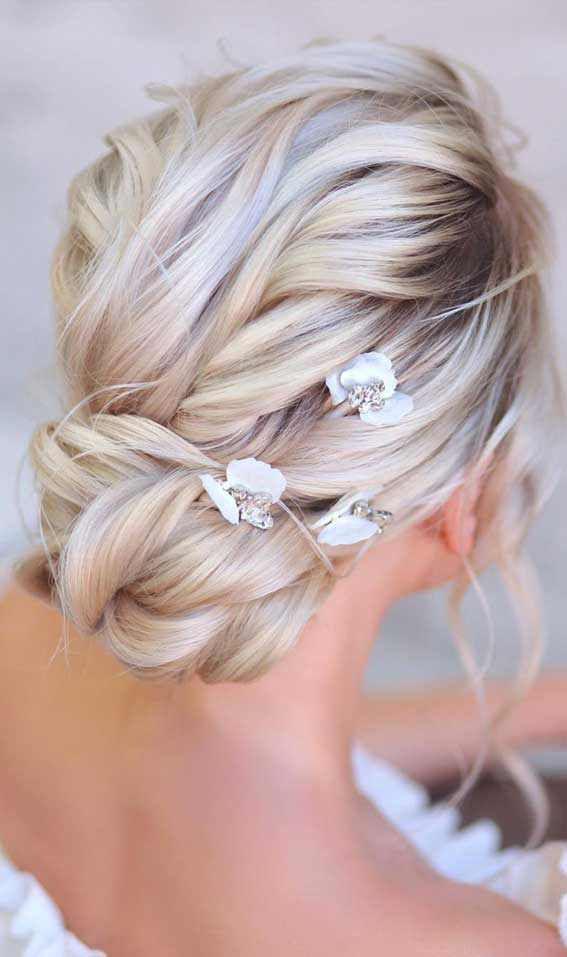 39 The most romantic wedding hair dos to get an elegant look – Textured low bun