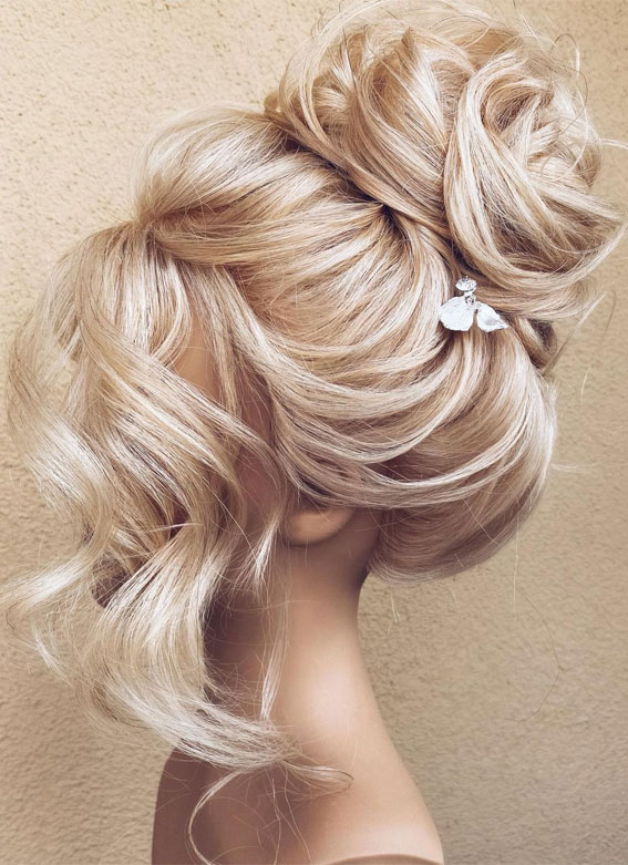 39 The most romantic wedding hair dos to get an elegant look : high bun