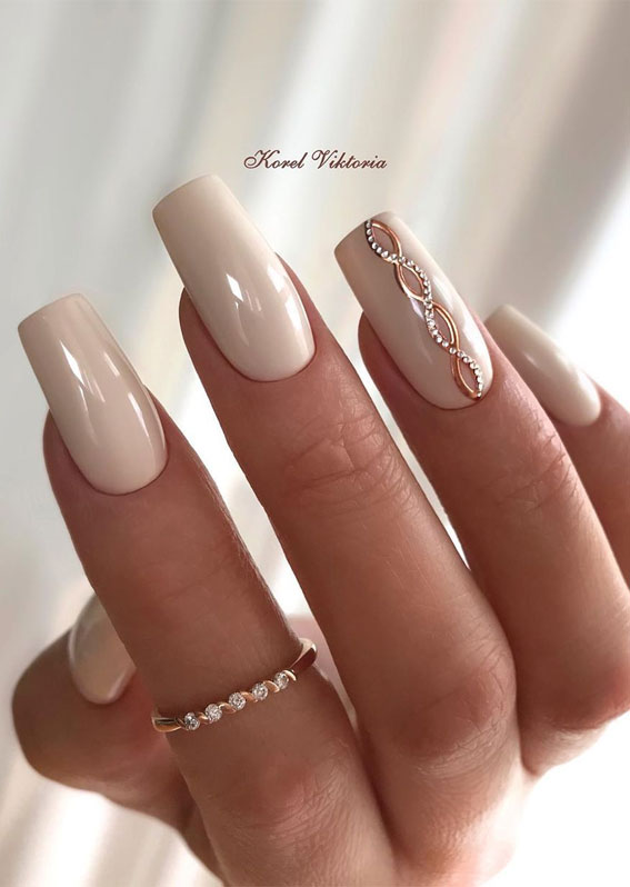 Với những gam màu nhẹ nhàng như xám, beige hay nude, bất cứ ai cũng có thể có được một bộ móng tay đơn giản nhưng sang trọng và phù hợp với mọi hoàn cảnh.