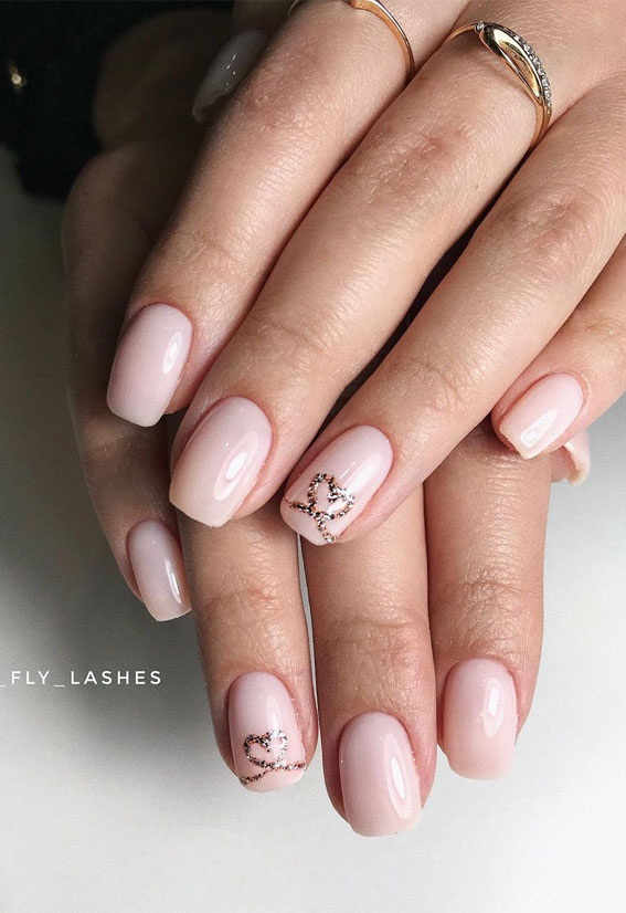 Pretty Neutral Nails Ideas For Every Occasion – Black zigzag line on nails