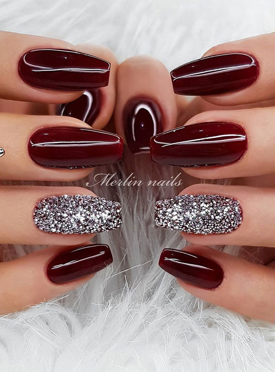 Fashionable Makeup Manicure Dark Red Light Shades Nail Polish Creative  Stock Photo by ©marigo 352808212