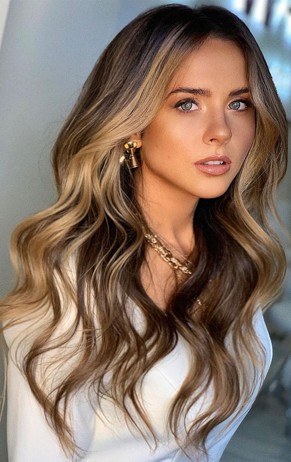 57 Cute Autumn Hair Colours and Hairstyles : Chocolate brown and blonde highlights