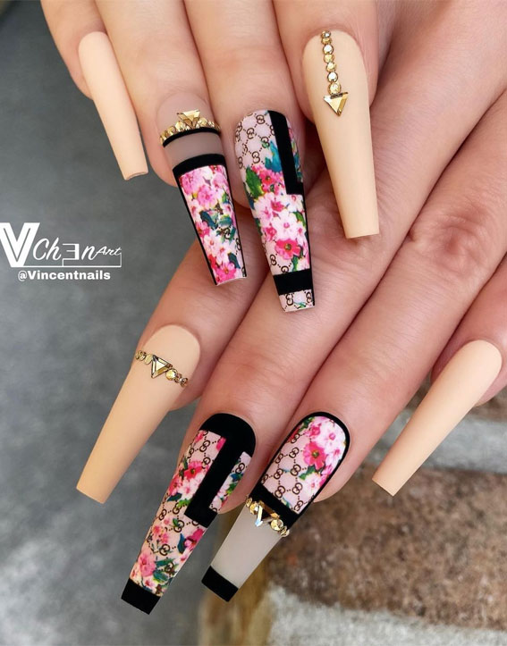 33 Way to Wear Stylish Nails : Nude and flower nails
