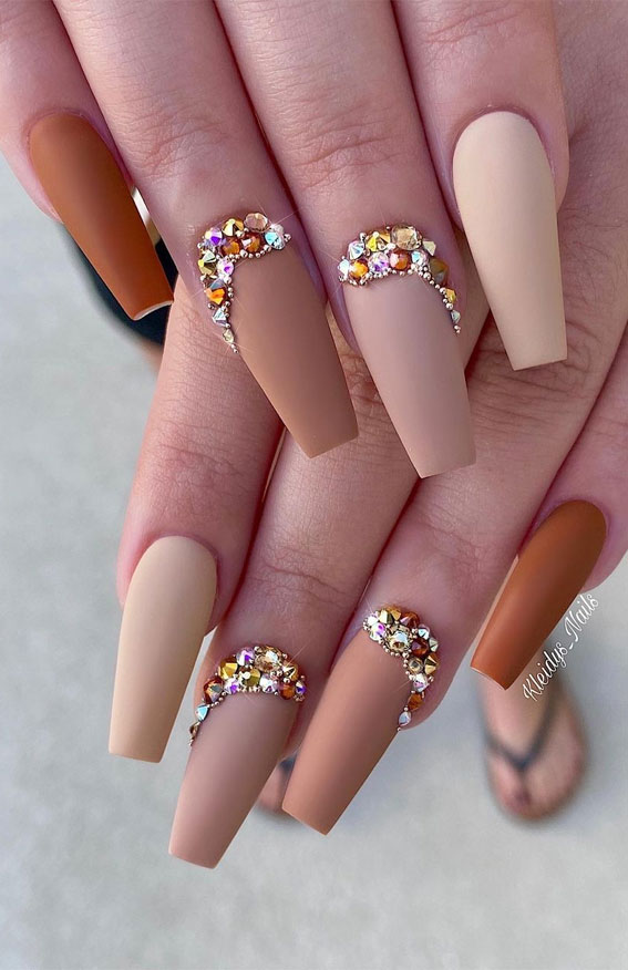 33 Way to Wear Stylish Nails : Mismatched neutral nails
