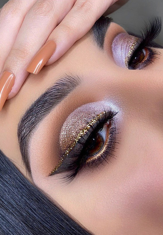 Gorgeous Makeup Trends To Be Wearing in 2021 : Glitter Gold