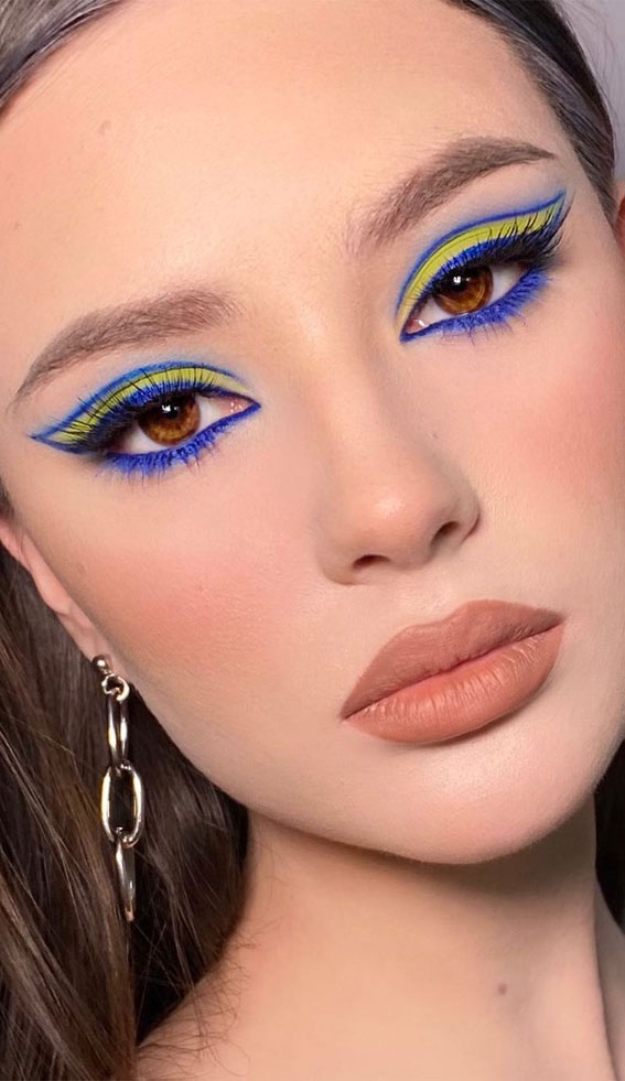 Gorgeous Makeup Trends To Be Wearing in 2021 : Bright Blue Eye Makeup