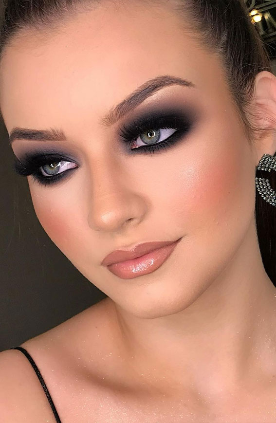 Beautiful Makeup Ideas That Are Absolutely Worth Copying : Smokey eye and peach lips