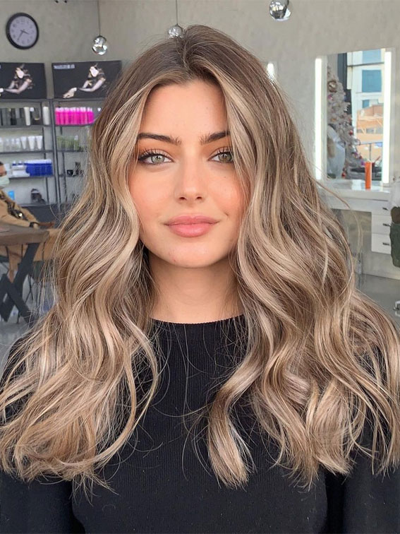 Best Hair Colours To Look Younger : Glam blonde with waves