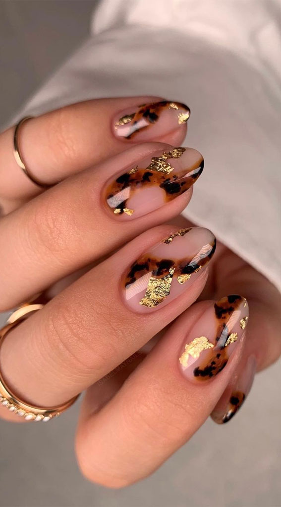 tortoise shell nails, tortoise shell nail art designs, tortoise shell nails with leaf, tortoise shell nail with gold foil, nail trends 2021