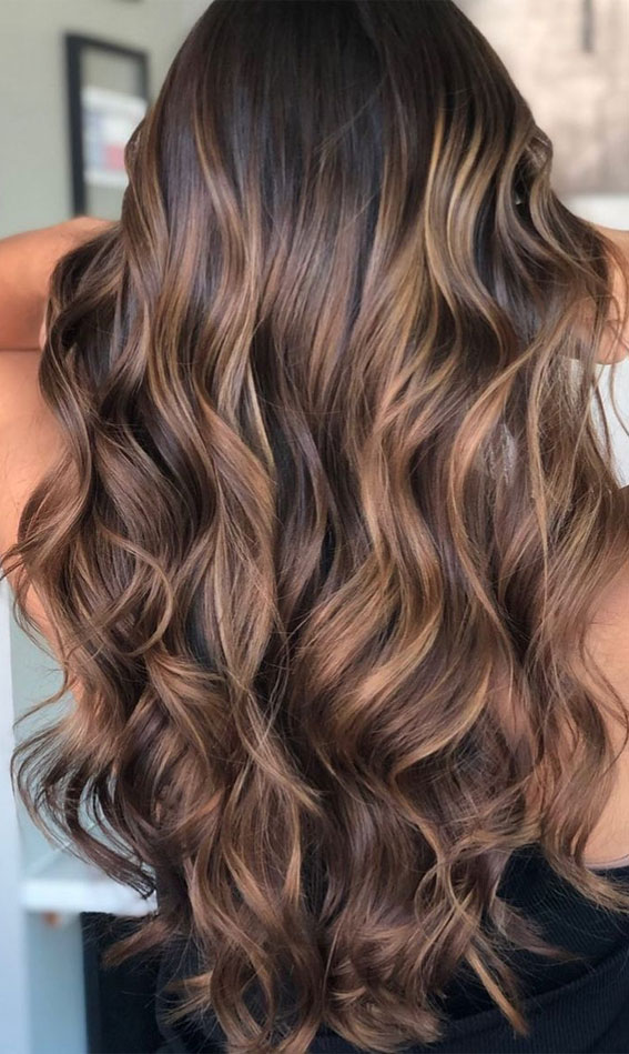 Best Hair Colours To Look Younger : Caramel blonde highlights