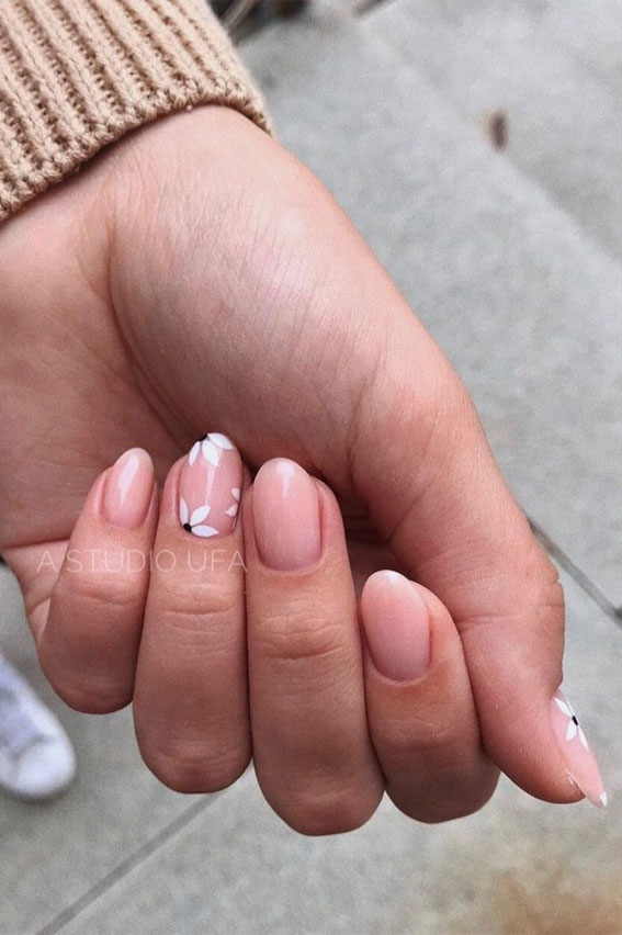 These Will Be the Most Popular Nail Art Designs of 2021 : Minimalist flower nail design