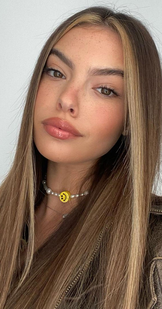 Pretty Natural no Makeup Look To Try in 2021 : Makeup Look with glossy lip & blonde