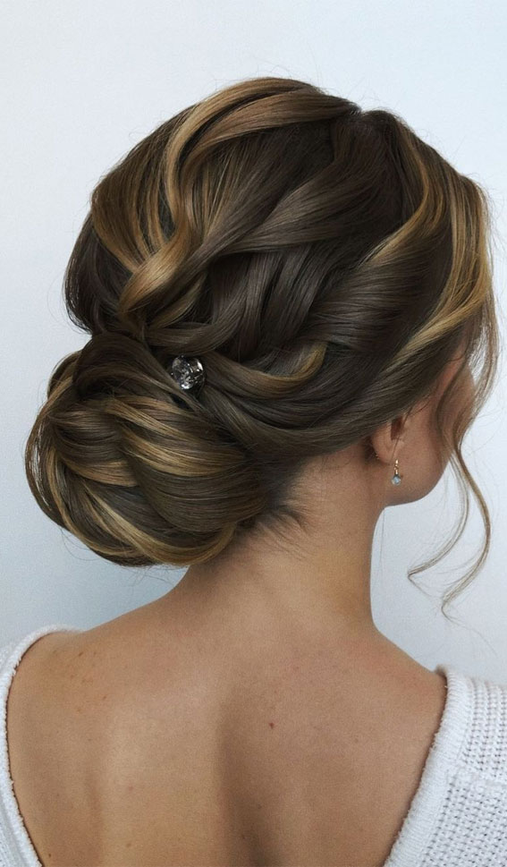 75 Trendiest Updo Hairstyles 2021 : Trendy upstyle that featured highlights