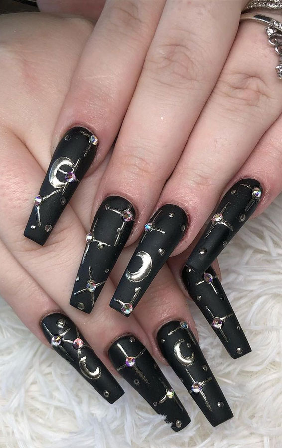 Stylish black nail art designs to keep your style on track : Matte black with silver chrome