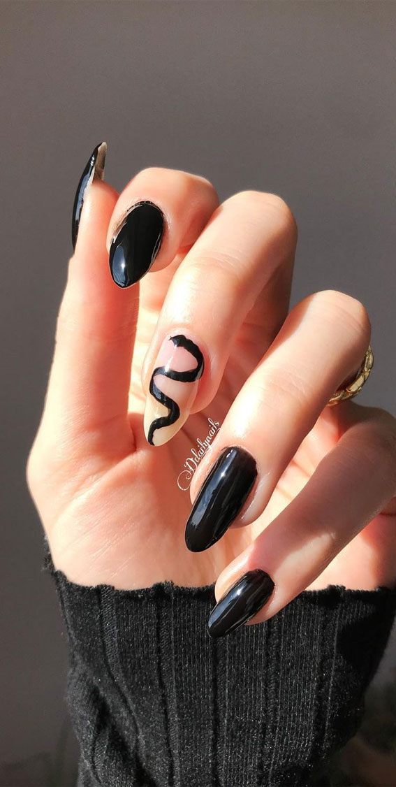Stylish black nail art designs to keep your style on track : Black snake & black nails