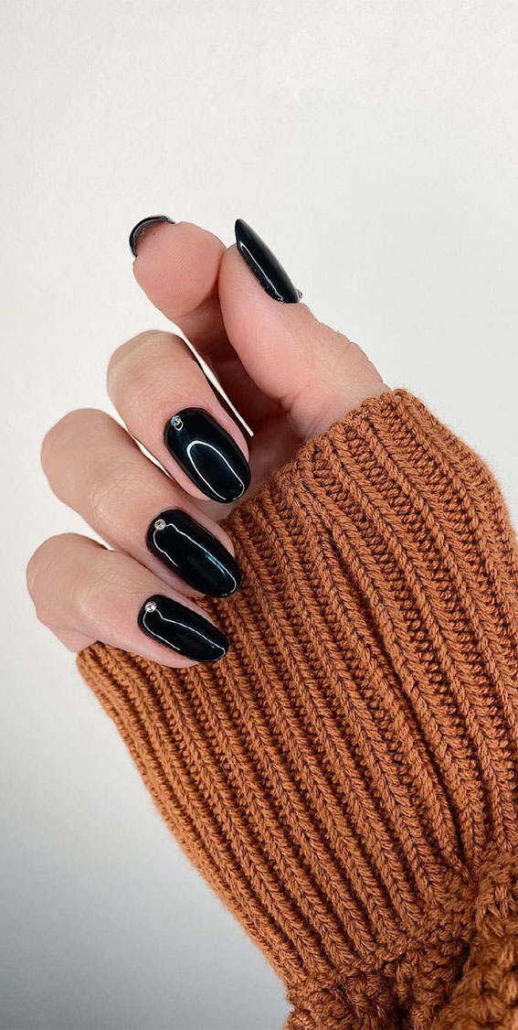Stylish black nail art designs to keep your style on track :  Simple Round Nails