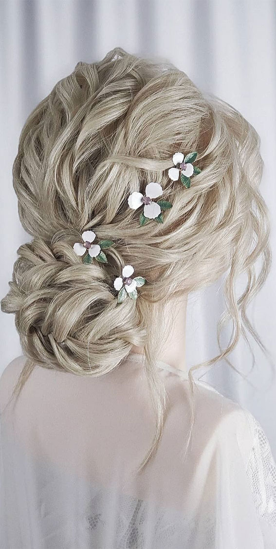 Sophisticated updos for any occasion – Romantic soft curls, braids & textured buns