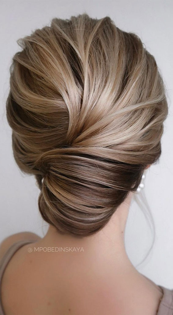 Sophisticated updos for any occasion – Go-to glam with sleek chignon hairstyle