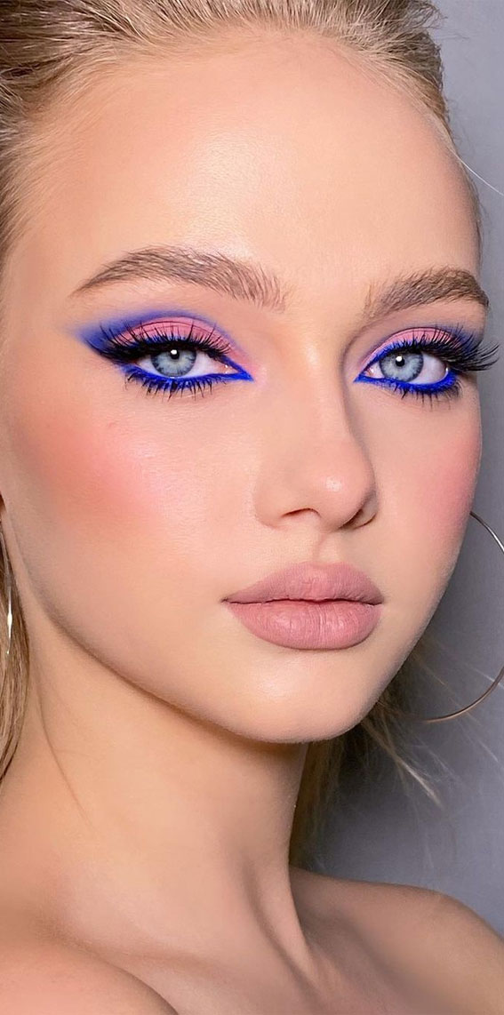 Stunning makeup looks 2021 : Electric blue + pale pink