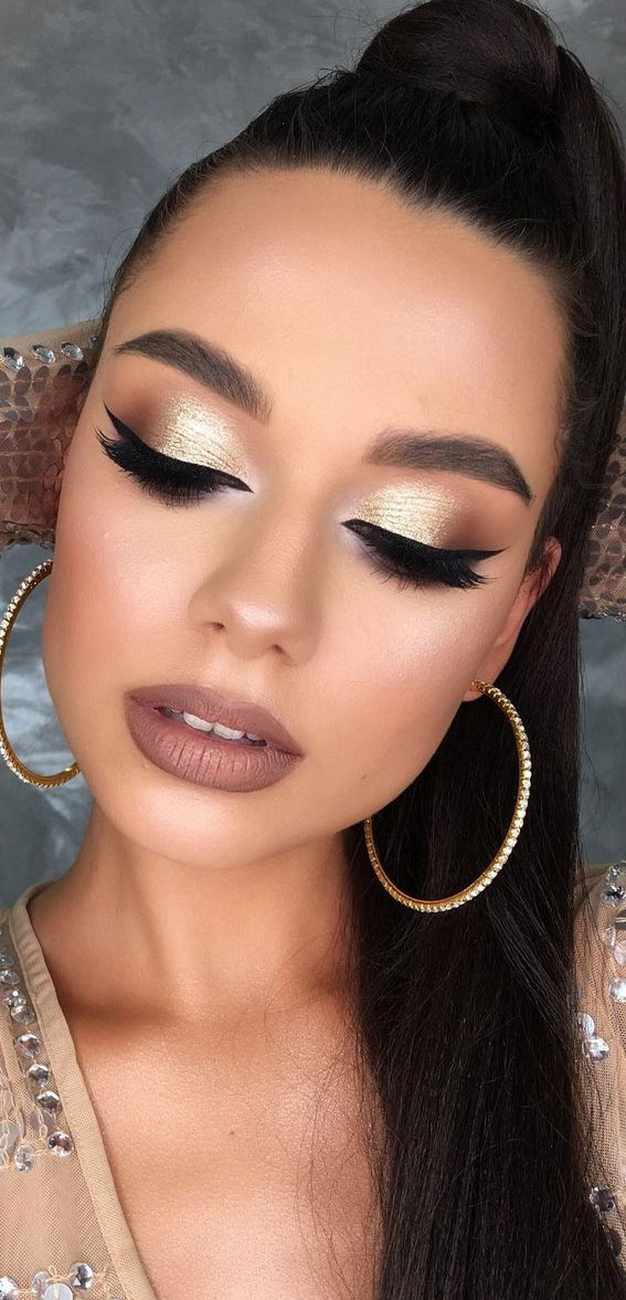 Stunning makeup looks 2021 : Golden Eyeshadow Look