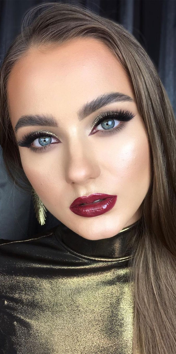 Stunning makeup looks 2021 : Green Eyeshadow & Red Lip Makeup For Blue Eyes