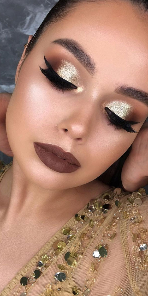 Stunning makeup looks 2021 : Shimmery Gold & Black Liner Makeup Look