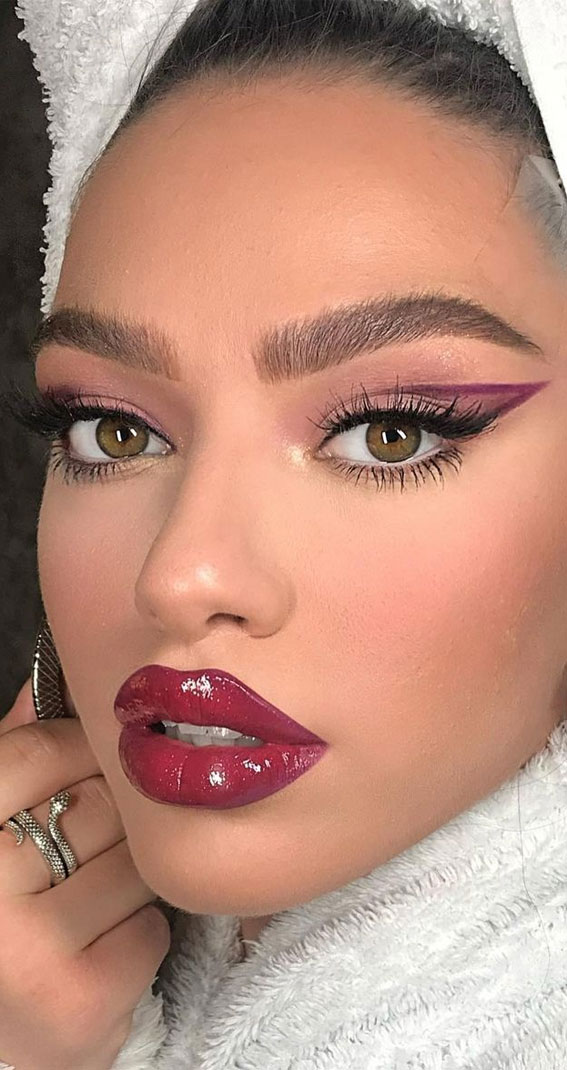 Stunning makeup looks 2021 : Berry Tone Graphic line & Lips