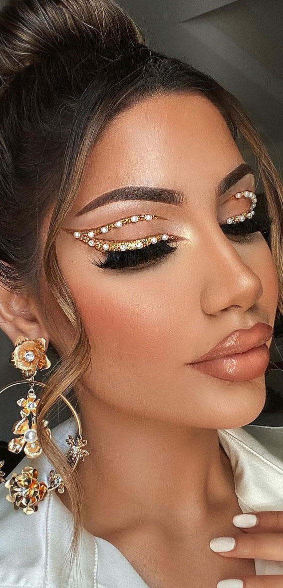 modern graphic line eye makeup, soft glam bridal look, glam makeup, eyeshadow makeup look, soft makeup look, soft bridal makeup ideas, nude makeup, soft makeup look, makeup ideas 2021, neutral makeup look, bridal makeup, wedding makeup #weddingmakeup #nudemakeup everyday makeup looks