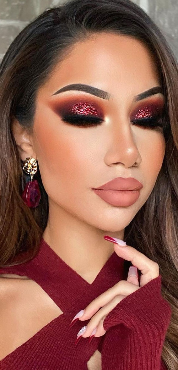 Stunning makeup looks 2021 : Shimmery Red Eyeshadow