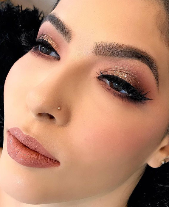 Stunning makeup looks 2021 : Stunning Soft Gold with Black Liner 