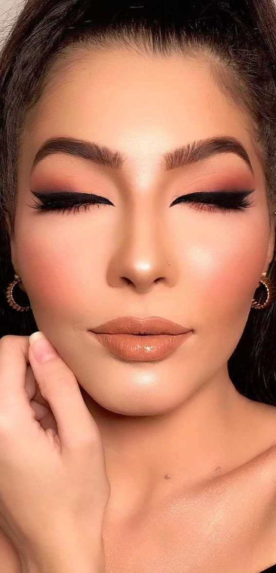 Stunning makeup looks 2021 : Soft Nuetral Peach Tones