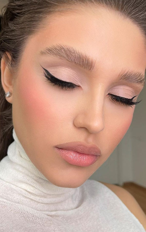 Stunning makeup looks 2021 : Soft nude pink makeup look with black liner