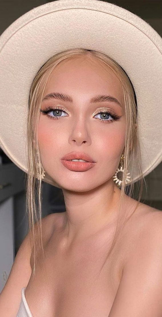 Stunning makeup looks 2021 : Subtle Soft Gold Eyeshadow Look
