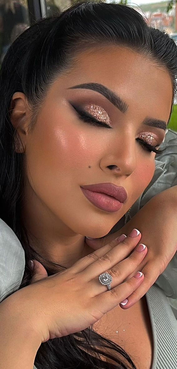 Stunning makeup looks 2021 : Rose Gold & Subtle Smoky Eyeshadow