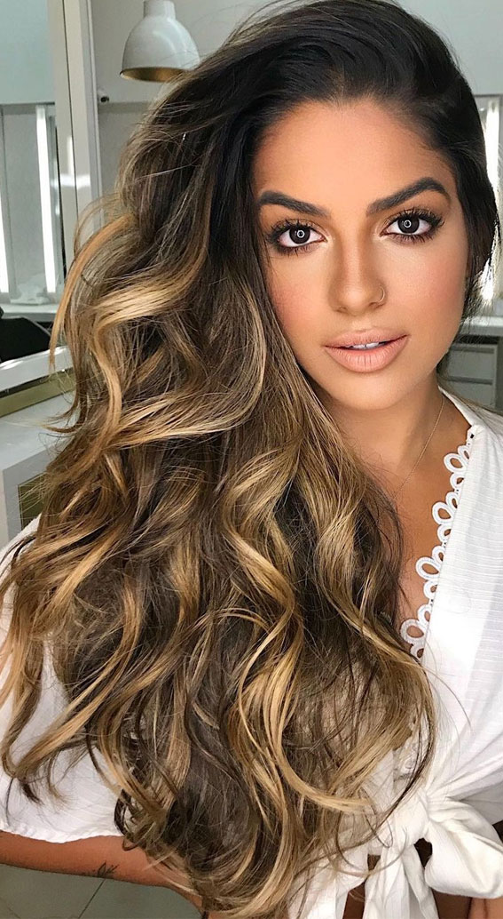 Best Brown Hair Colour Ideas with Highlights and Lowlights : Pretty in Caramel brunette