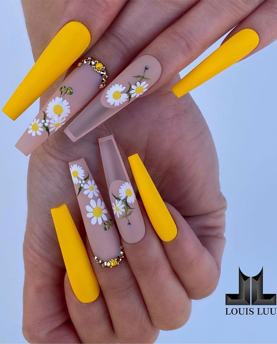 daisy nail art designs, nude and yellow nail art designs, daisy and yellow color nails, mismatched yellow and daisy nails, nude and yellow coffin nails, summer nails, mismatched color nails,  summer nail ideas 2021, summer nail trends 2021, almond shaped nails, oval shaped nails, summer nails 2021, cute summer nails 2021, bright summer nails 2021, bright summer nails 2021